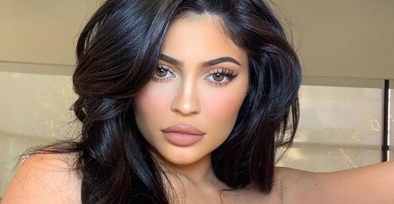 Kylie Jenner fica animadíssima em festa de Réveillon e quase mostra demais em decote