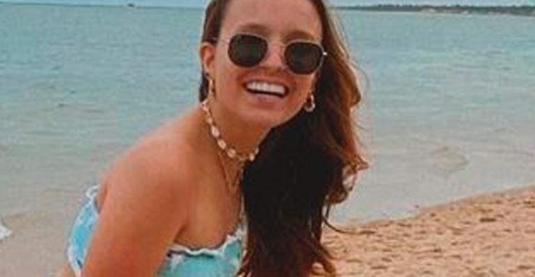 Larissa Manoela aposta em biquíni tomara-que-caia e ostenta boa forma na praia: ”Perfeita”