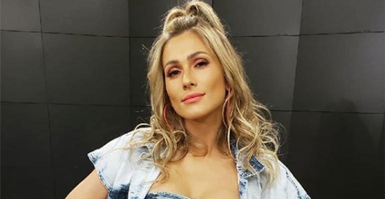 Lívia Andrade sensualiza e barriga chapada rouba a cena