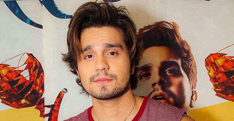Luan Santana curte dia na praia com a noiva e se derrete: ‘Sereia’