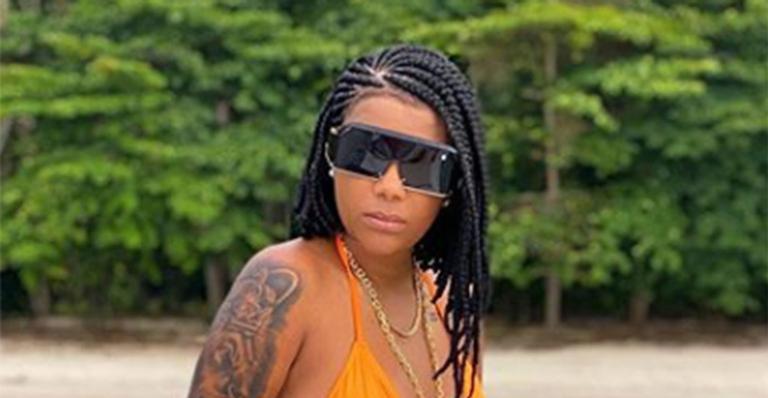 Ludmilla ostenta corpo perfeito ao surgir de biquíni cortininha​
