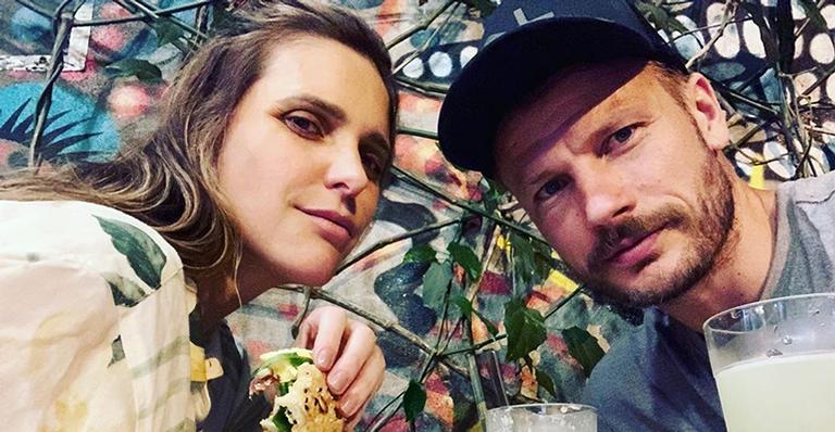 Rodrigo Hilbert e Fernanda Lima dão beijo na chuva em passeio romântico: ”Chuvinha e amor”