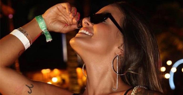 Ex-BBB Carol Peixinho aposta em look ousado e surge polêmica com decote marcado