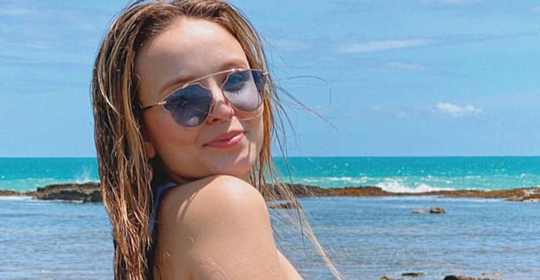 Larissa Manoela empina bumbum e surge sensual com maiô ousado em foto na praia