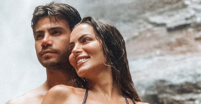 Sertanejo Mariano aparece em momento quente com Carla Prata em cachoeira