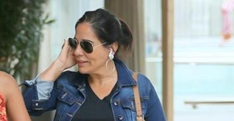 Gloria Pires vai ao shopping com a filha Antonia e semelhança choca fãs