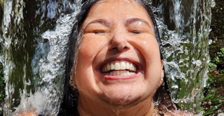 Mariana Xavier surge de biquíni e troca carinhos com o namorado em momento a dois