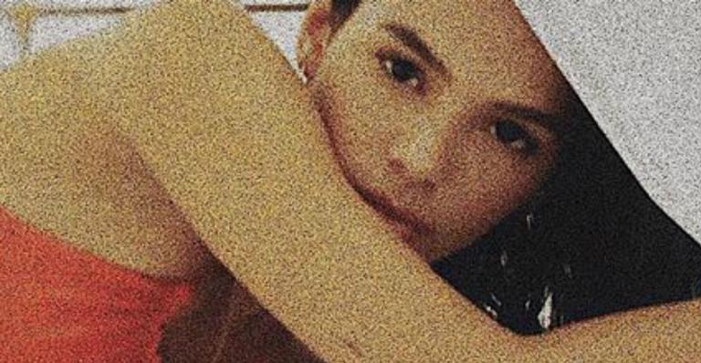 Bruna Marquezine posa com maiô aberto e empina bumbum em cliques sensuais