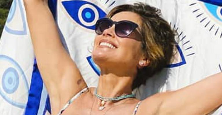 Aos 45 anos, Flávia Alessandra ostenta corpão poderoso em clique de biquíni na piscina