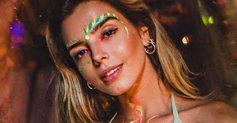 Giovanna Lancellotti comemora aniversário de Rodrigo Simas em dia de praia
