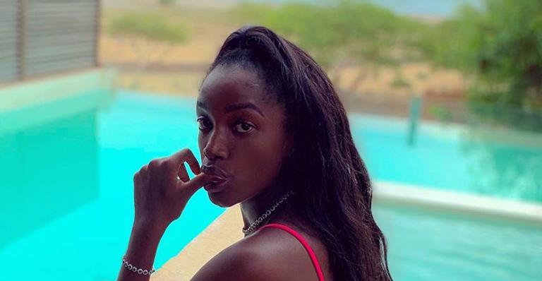 Iza esbanja sensualidade ao surgir de biquíni fio dental exibindo corpo exuberante