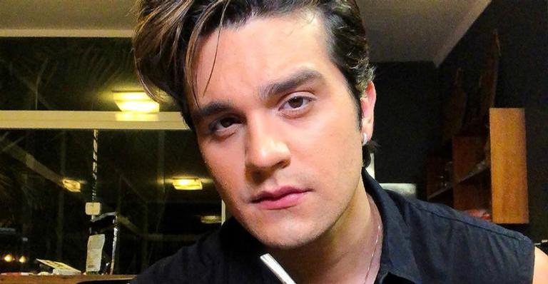 Em Maceió, Luan Santana posa sem camisa e arranca suspiros de seguidoras: ”Perfeito”