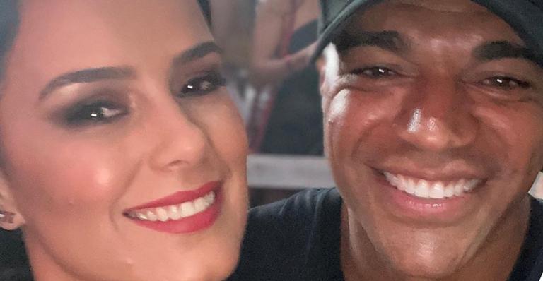 Luciele Di Camargo é flagrada em clima quente com o maridão, Denílson, em show