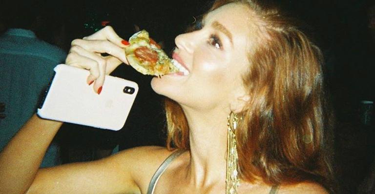 Ao devorar pizza, Marina Ruy Barbosa encara acusação de bulimia: ”Vomitou tudo”