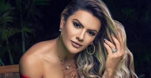 Mirella Santos compartilha foto com a família em cenário paradisíaco