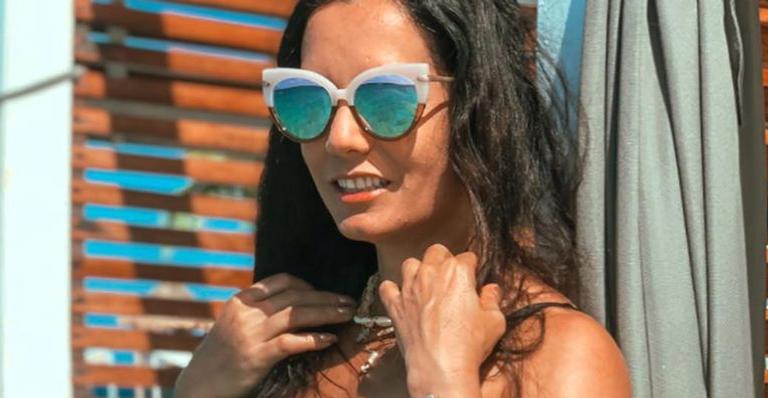 Aos 48 anos, Monica Carvalho exibe corpo perfeito em fotos ousadas de maiô: ”Paraíso”