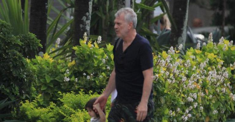 Pedro Bial protagoniza momento paizão em passeio raro com a filha
