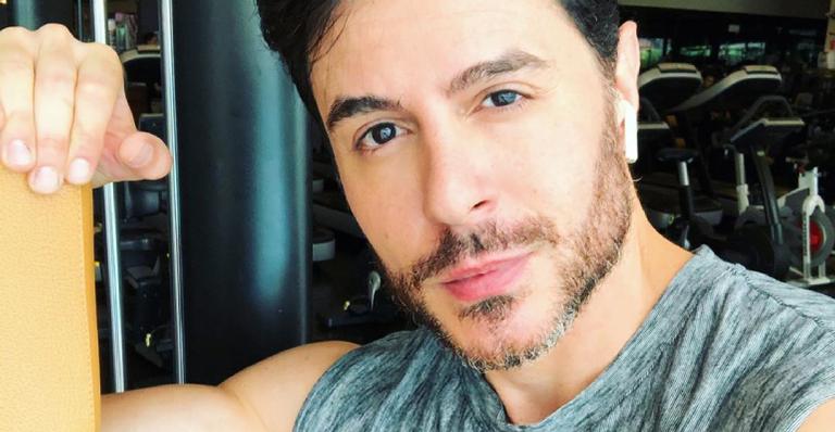 Ricardo Tozzi surge sem camisa na web e internauta acusa Photoshop: ”A gente sabe quando é real”