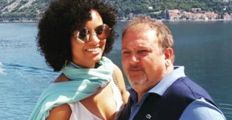 Esposa de Erick Jacquin mostra corpo natural após parto de gêmeos e atrai elogios
