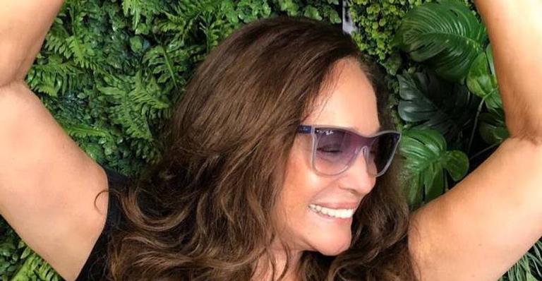 Susana Vieira aproveita as altas temperaturas e se refresca na piscina: ‘De folga e saudando o verão’