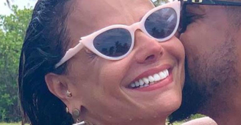 Viviane Araújo troca carícias com o namorado em momento quente: ”Você chegou”