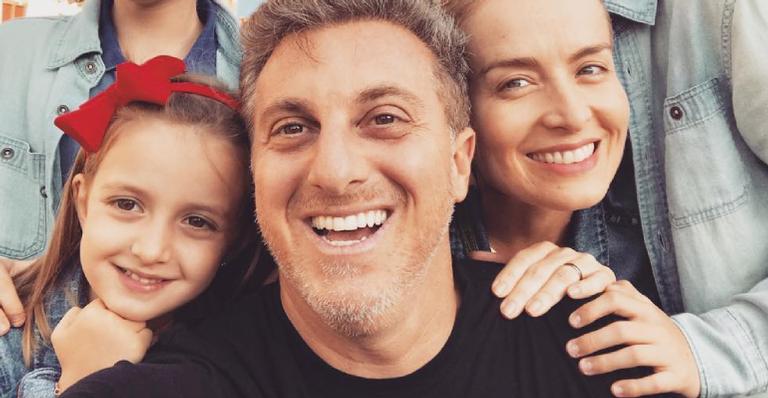 Angélica e Luciano Huck fazem coreografia com a filha caçula em aeroporto