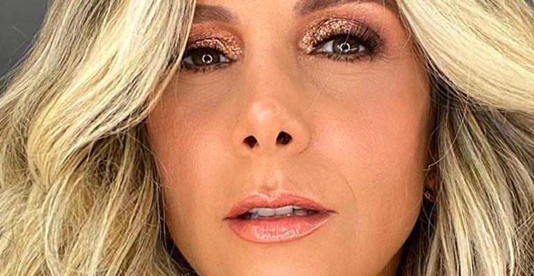 Carla Perez renova visual e cabelos curtinhos e super claros agradam seguidores: ”Furacão loiro”