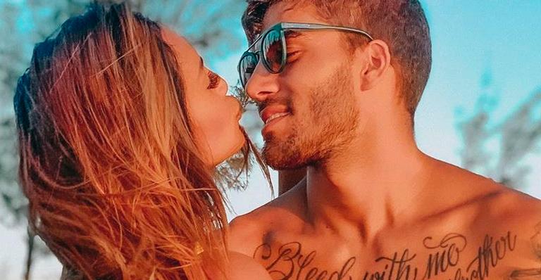 Só com roupas de banho, Carol Nakamura vive momento quente com noivo e impacta seguidores: ”Lindos por dentro e por fora”