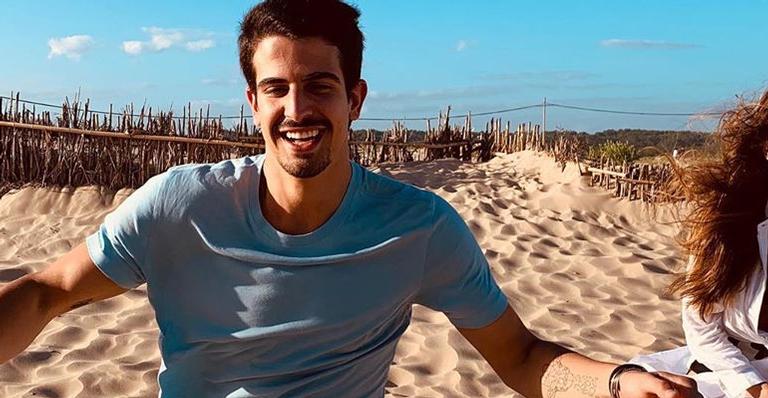 Enzo Celulari surge feliz trocando carinhos com a namorada bilionária