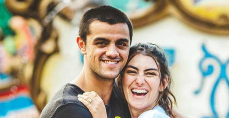 Grávida, esposa de Felipe Simas divide clique de biquíni sem filtros e barrigão gigante impressiona