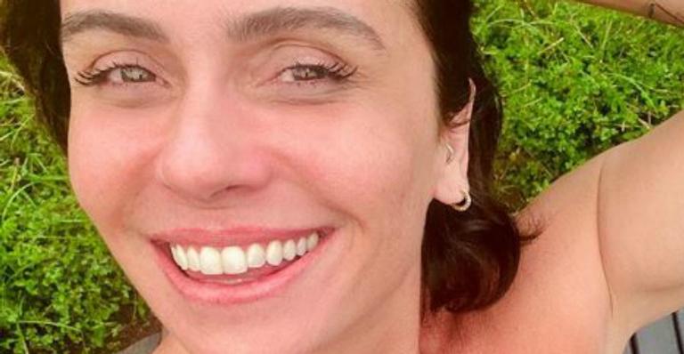 Aos 43 anos, Giovanna Antonelli mostra a barriguinha chapada sem filtros em clique de biquíni