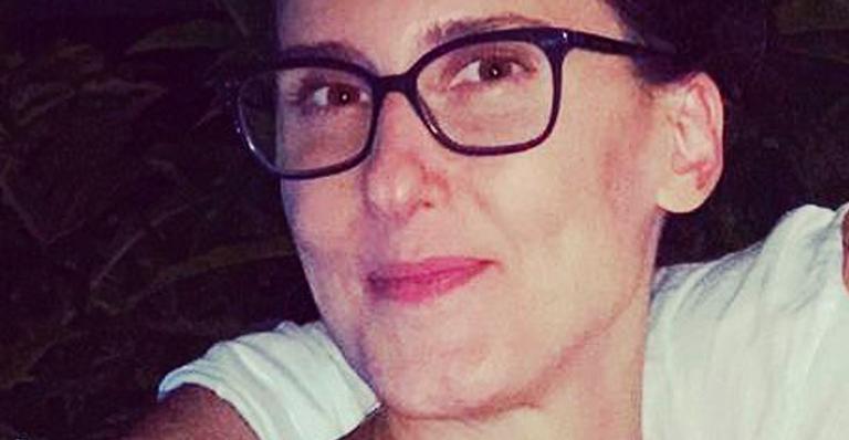 Paola Carosella surge classuda de maiô preto e momento de descanso atrai elogios: ”Maior inspiração”