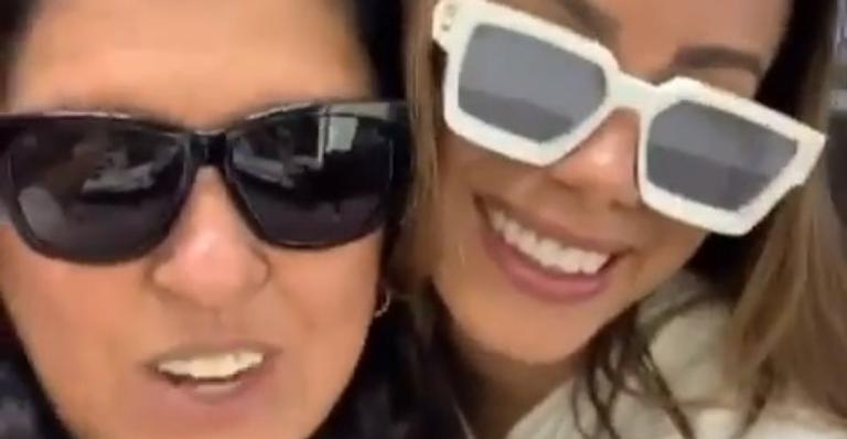 Regina Casé se diverte com Anitta nos bastidores de Amor De Mãe: “Não está preocupada”