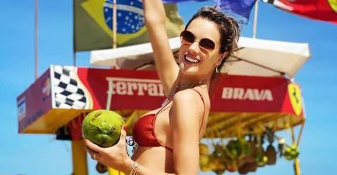Alessandra Ambrosio coloca bumbum pra jogo em clique na praia: ”Perfeita”