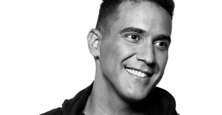 André Marque surge agarradinho com namorada e ganha declaração emocionante: ”Meu único”