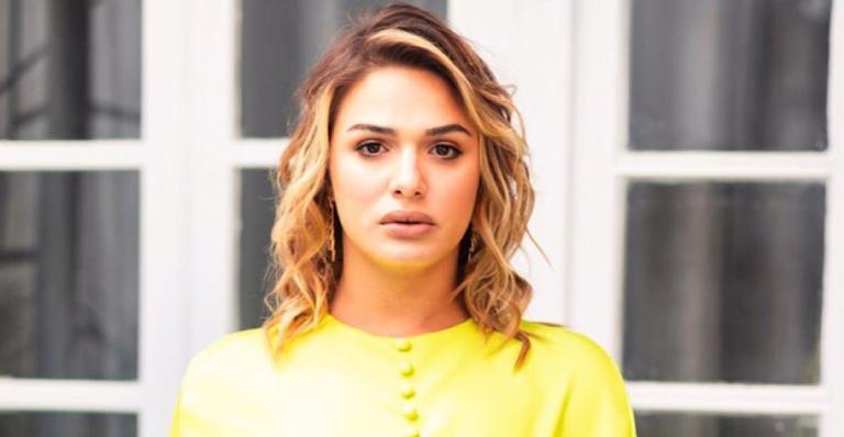 Após ficar solteira, Glamour Garcia surge ao lado de homem nu em festa