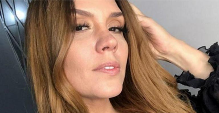 Com biquíni mínimo, Simony ostenta curvas poderosas e filosofa: ”Estou pronta”