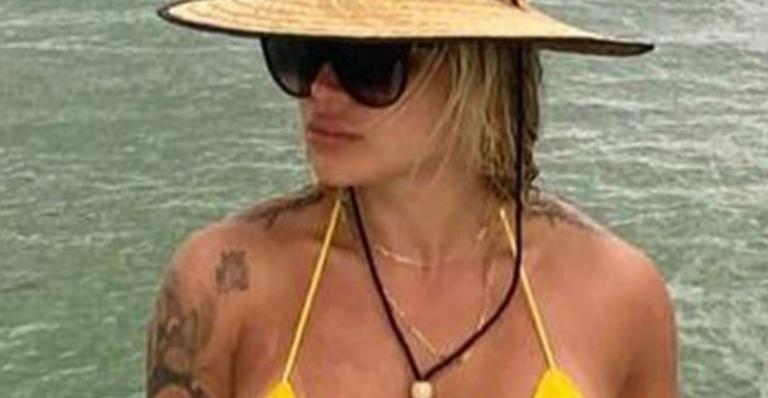 Aos 39 anos, Dani Souza exibe corpão com biquíni fio-dental: ”Queria esse corpo”