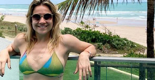 Fernanda Gentil compartilha foto ao lado da família e se declara: ”Amores”