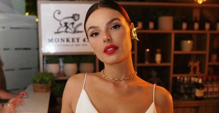 Isis Valverde surge só de biquíni em clique deslumbrante e arranca suspiros: ”Bumbum perfeito”