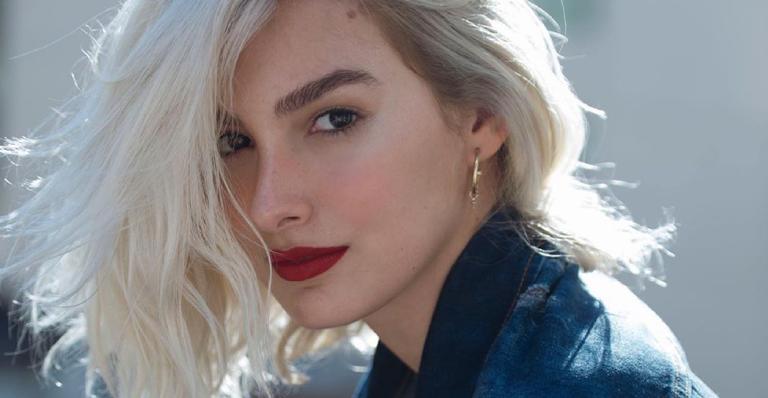 Marina Moschen curte banho de cachoeira com Mariana Ximenes e eleva temperatura