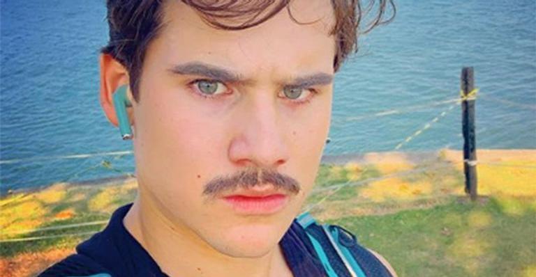 Nicollas Prattes explode fofurômetro ao compartilhar foto de sua infância