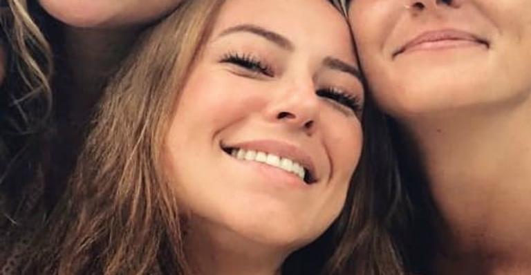 Paolla Oliveira aparece de biquíni com amigas e seguidores elogiam: ”Muitas mulheres lindas”