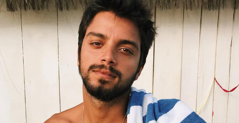 Rodrigo Simas e Agatha Moreira mostram momento íntimo em paisagem paradisíaca