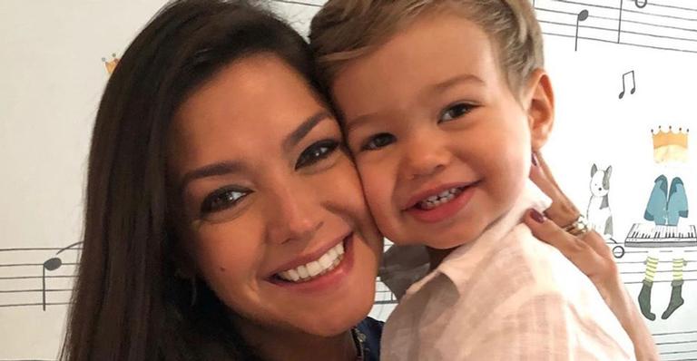Fofura! Thais Fersoza se derrete ao flagrar Teodoro tocando bateria