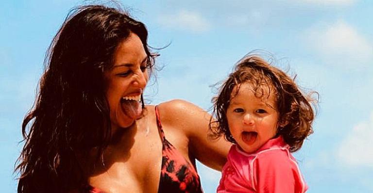 Yanna Lavigne enche a web de fofura ao registrar a filha se refrescando com sorvete favorito