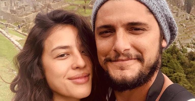 Yanna Lavigne posa em clique romântico com o marido, Bruno Gissoni: ‘Ilha do amor’