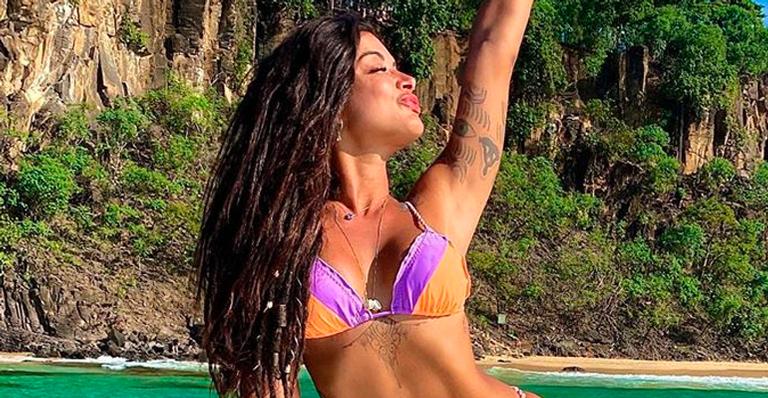 Aline Riscado ostenta barriga negativa e acentua a curva do bumbum em Fernando de Noronha