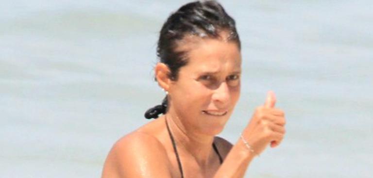 Andrea Beltrão faz exercícios e exibe corpão aos 56 anos em dia de praia
