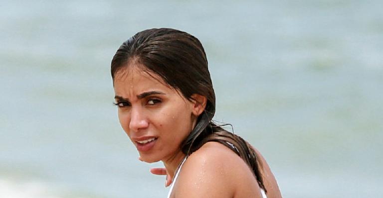 Anitta vai à praia com biquíni branco e exibe quase tudo em fotos sem retoques